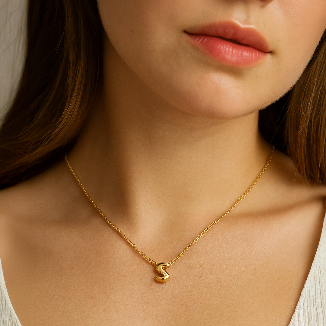 Mini bogstavhalskæde A-Z – Guldfarvet